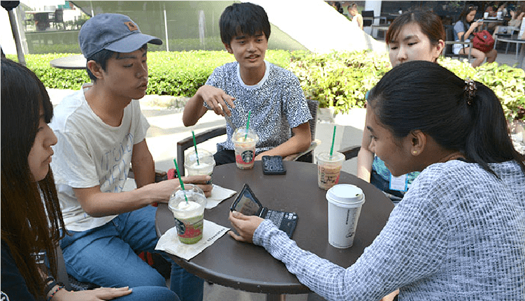 セブナビ直営THE CLASS校目の前のアヤラモールのカフェにて優秀講師と英語レッスンを楽しむ留学生